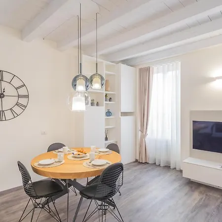 Modern & Stylish In By Rent Appartement Côme