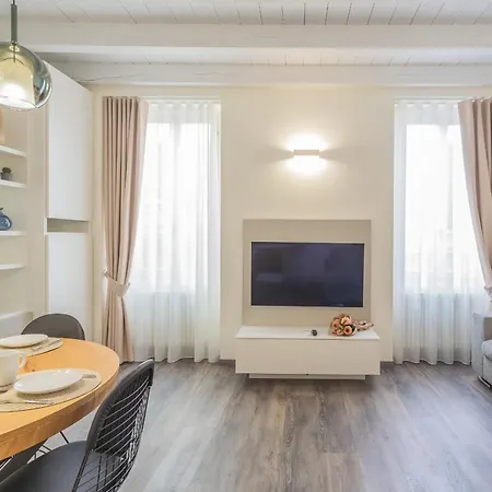 Modern & Stylish In By Rent Côme